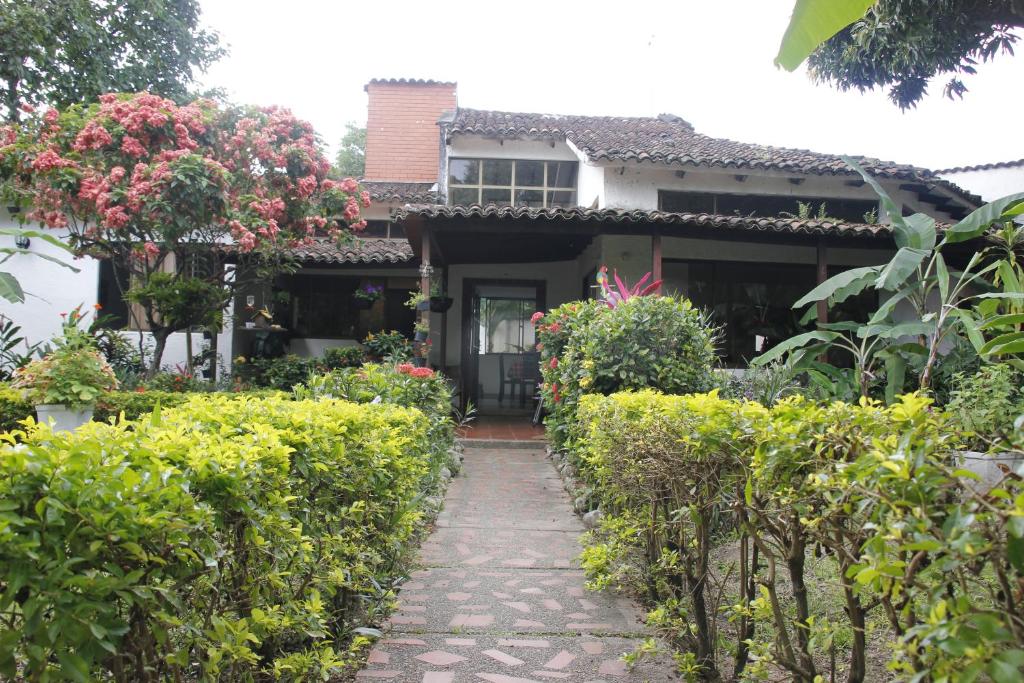 里韦拉La Provincia Casa Campestre的通往前院的房屋