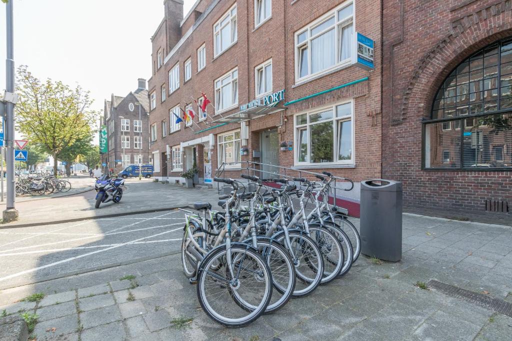 鹿特丹港口酒店的停在大楼前的一群自行车