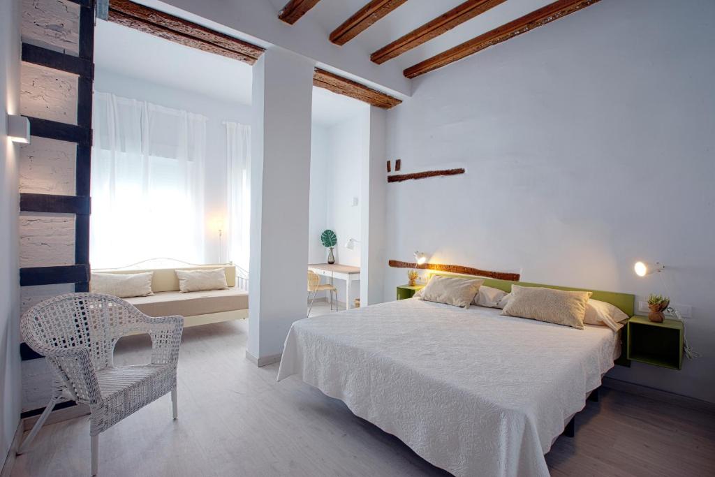 瓦伦西亚奥图魅力旅馆的白色卧室配有床和椅子