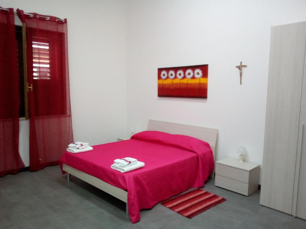 阿沃拉Santa Pedra的一间卧室配有一张带粉色毯子的床