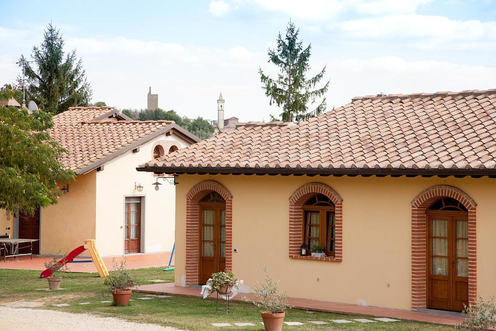 芬奇Agriturismo Il Piastrino的庭院中带瓷砖屋顶的小房子