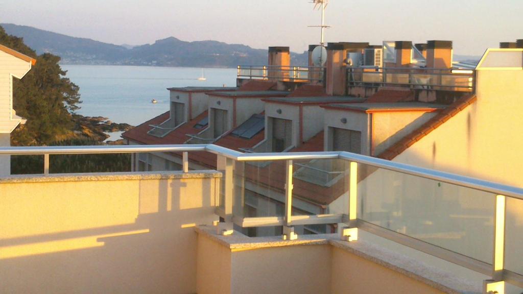 桑亨霍Apartamentos Rúa Virxe do Carme的享有水景的建筑阳台