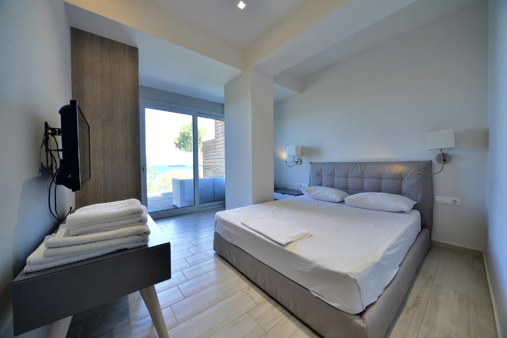 劳特拉奥雷亚斯埃利尼斯Hotel Kakanakos的一间卧室配有一张床和一台电视