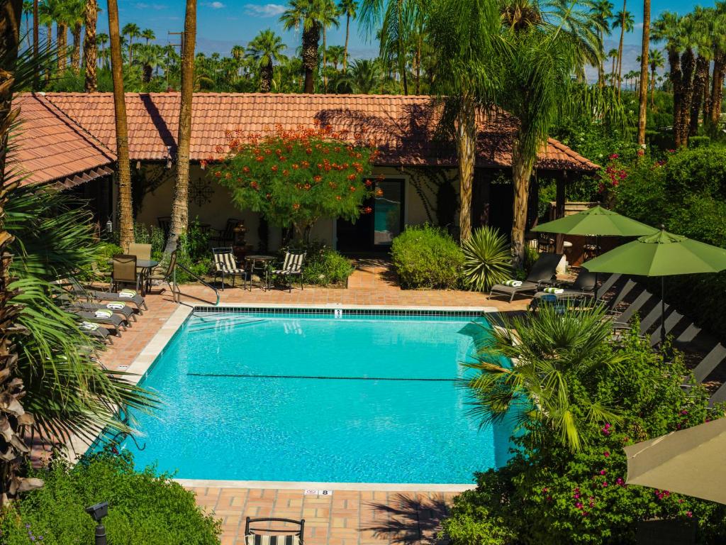 棕榈泉La Maison Hotel - Adults Only的房屋前的游泳池