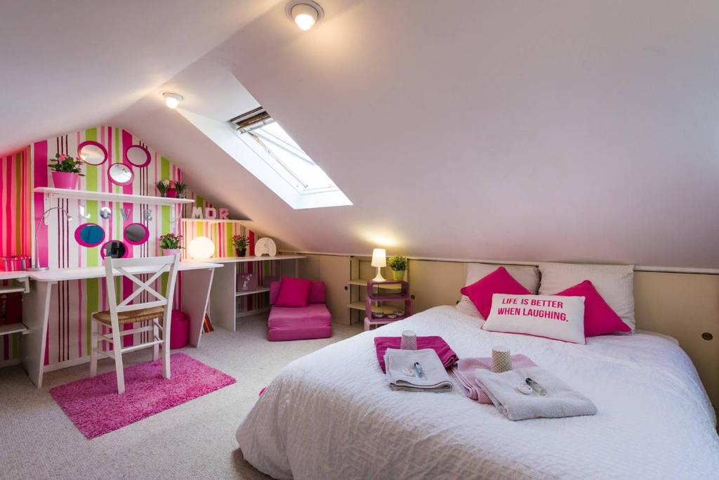 马尔康巴勒尔2 chambres d'hôte proche Lille Gare的卧室配有粉红色的白色床