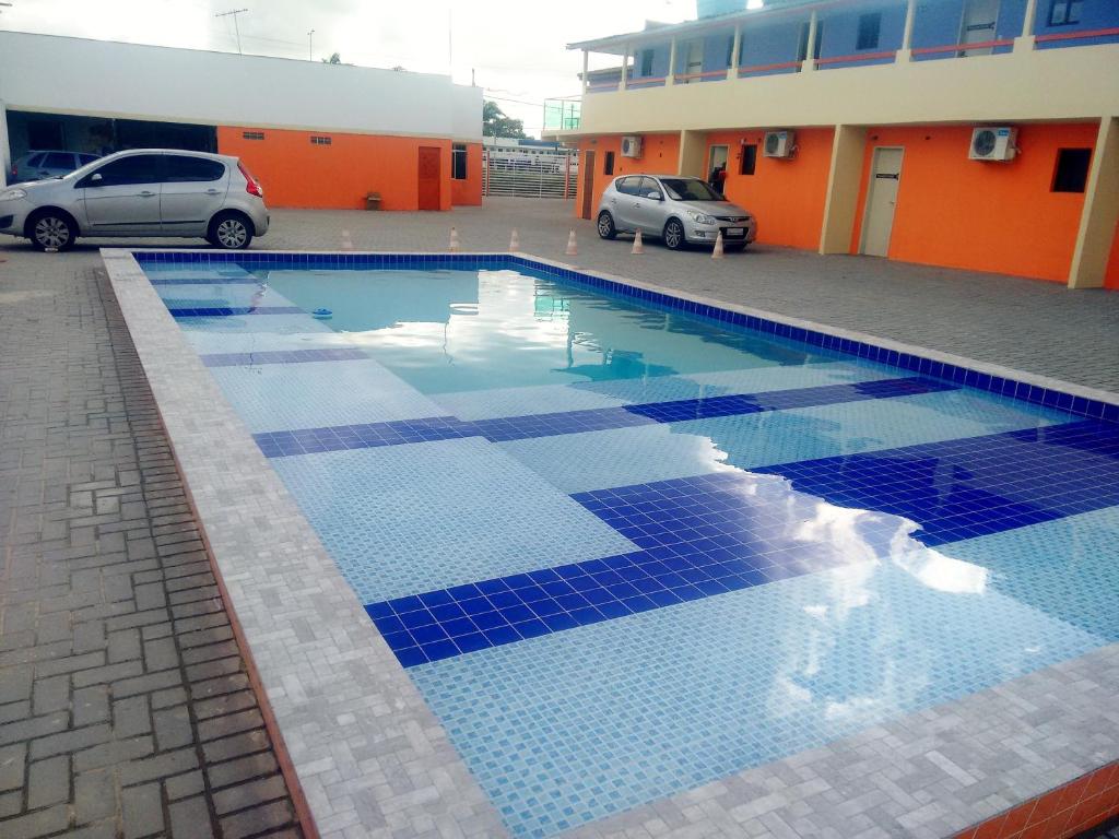 大坎皮纳Pousada Itararé的停车场内一个铺有蓝色瓷砖的游泳池