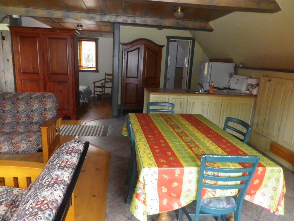 圣加布里尔德瓦尔卡捷Auberge La Seigneurie Valcartier的配有桌椅和厨房的房间