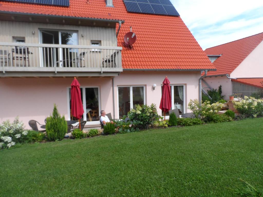 格斯韦因斯泰因Pension am Kirschgarten的院子里有红伞的房子