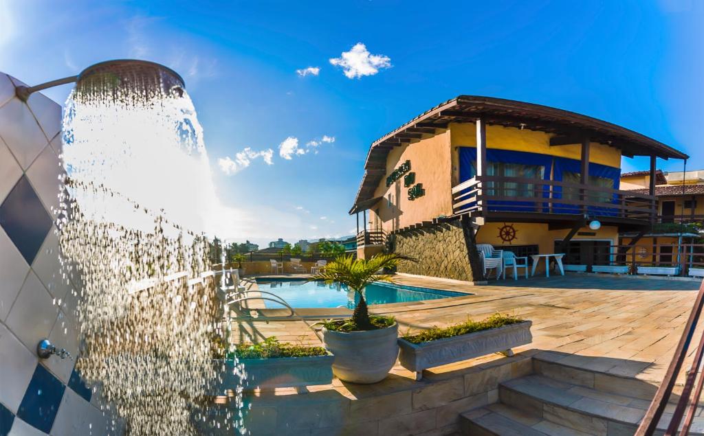 乌巴图巴Hotel Pousada do Sol的水喷泉在房子前面