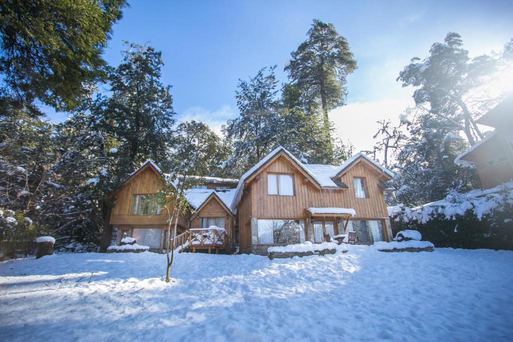 圣卡洛斯-德巴里洛切阿拉艾特山林小屋的木屋,地面上积雪