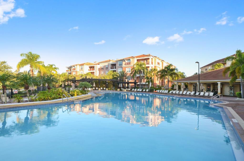 奥兰多环球大道奥兰多租赁度假酒店的一座棕榈树和建筑的大型游泳池