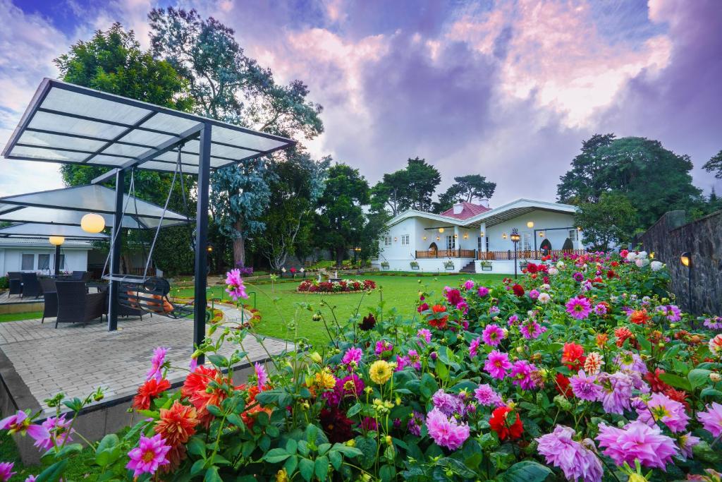 努沃勒埃利耶拉格兰德别墅酒店的公园里种着五颜六色花的花园