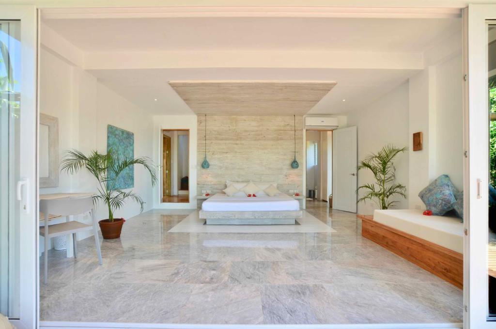 长滩岛Diniview Villa Resort的一间带大床的卧室和一间浴室