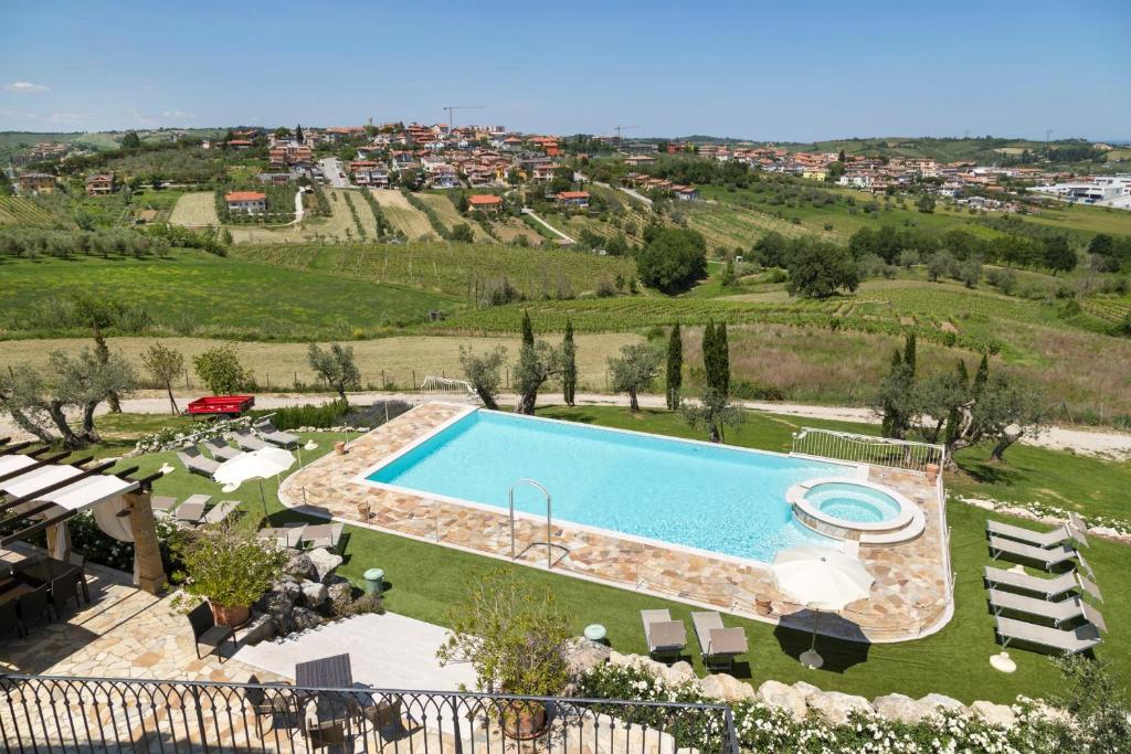圣马力诺波士乡村旅馆的别墅内游泳池的空中景致