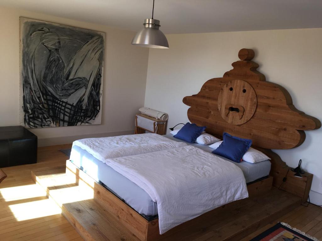 Inzigkofen尼克霍夫度假住宿加早餐旅馆的一间卧室配有一张带蓝色枕头的大型木制床。