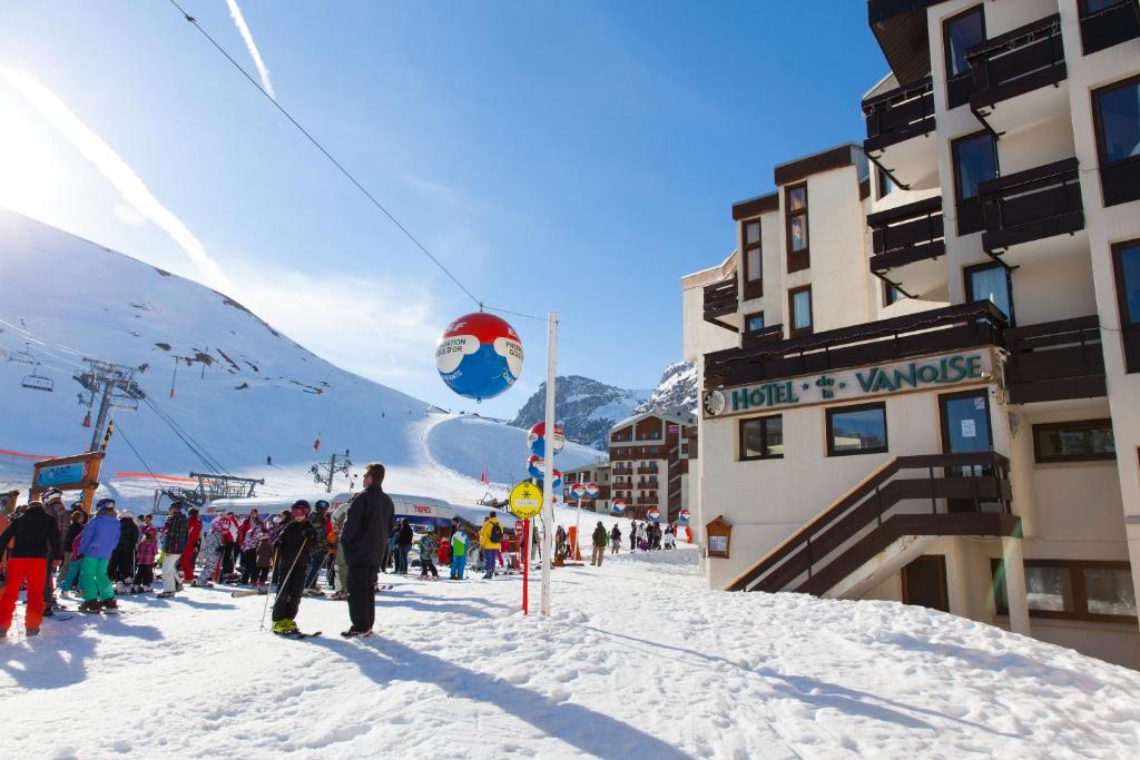 蒂涅瓦诺斯酒店的一群站在滑雪场雪地里的人