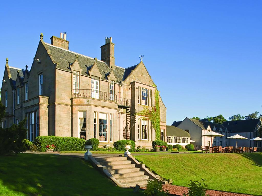 英格里斯顿Norton House Hotel & Spa, Edinburgh的前面有草坪的大房子