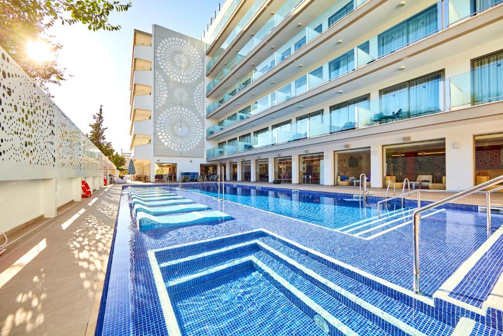 帕尔马海滩马略卡岛磨坊湾酒店 - 仅限成人的大楼前的游泳池