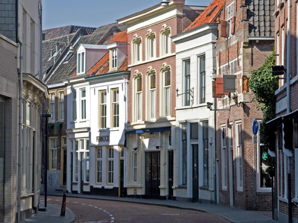 登博斯The Guest Apartments - Lange Putstraat的城市中一条空荡荡的街道,有建筑