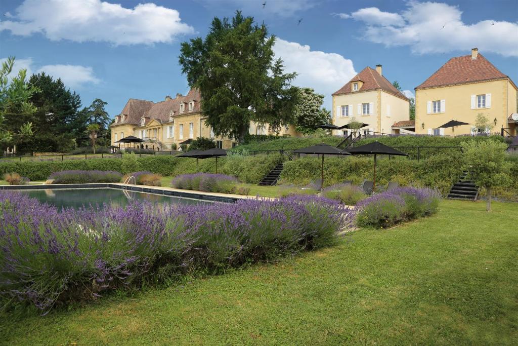 穆莱迪耶马尔勒酒店及别墅的一座带花园和紫色花朵的房子