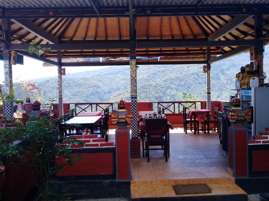 姆杜克Jojo's Warung & Homestay的一间享有山景的餐厅