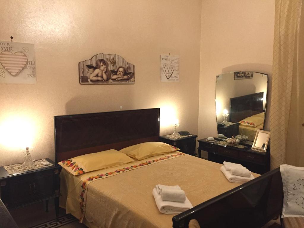 锡拉库扎Al.Fa的一间卧室配有一张床和一面大镜子