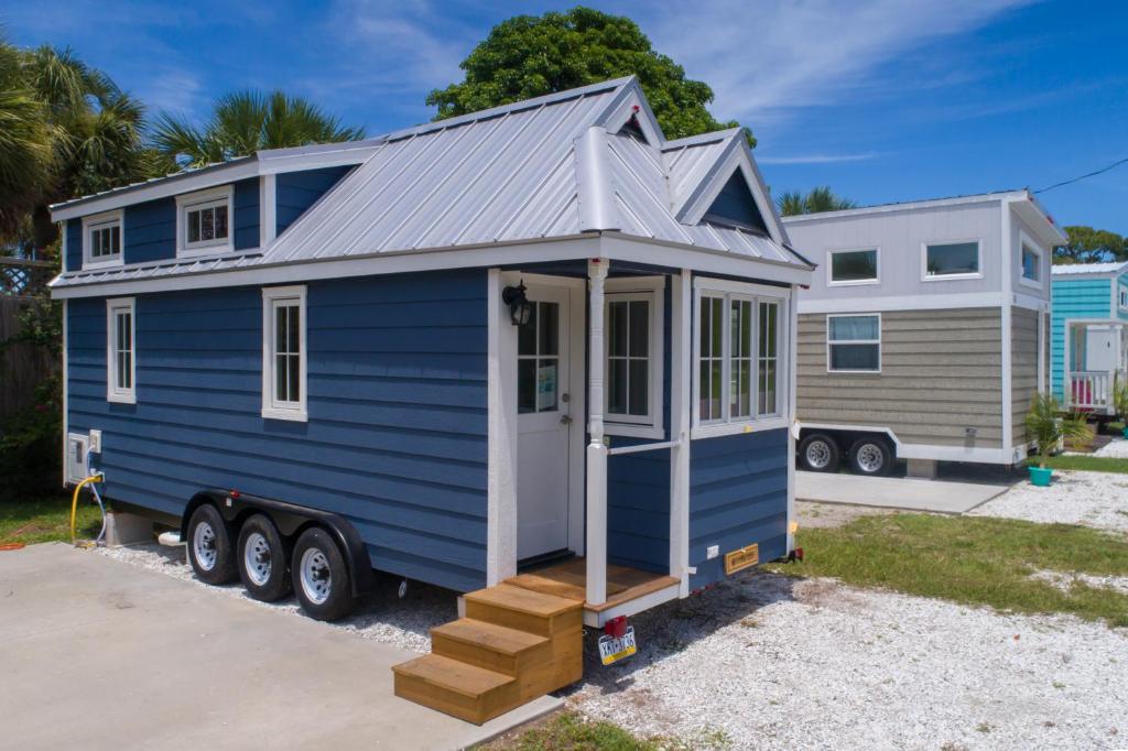 萨拉索塔Tiny House Siesta的停在车道上的蓝色小房子
