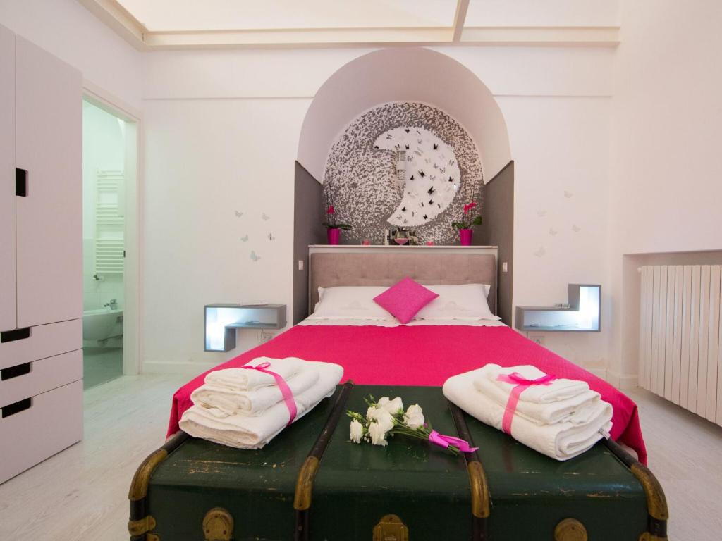 马泰拉Il Giglio的一间卧室配有一张带绿箱的床