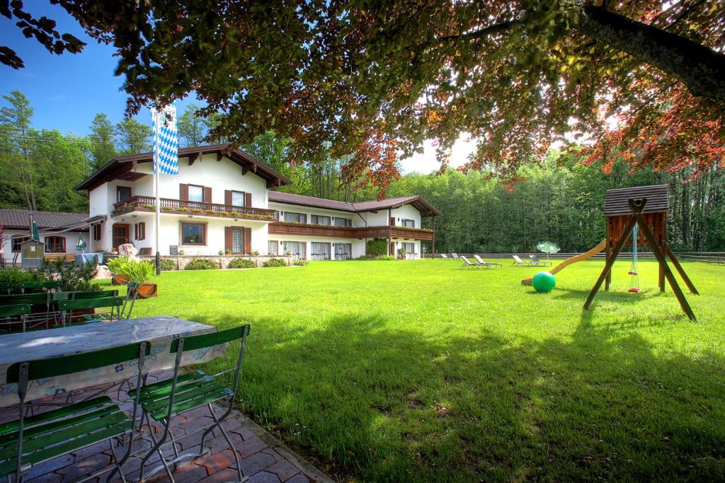 于贝尔塞瓦尔德斯鲁厄庭苑酒店的一座大房子,在庭院里设有一个游乐场