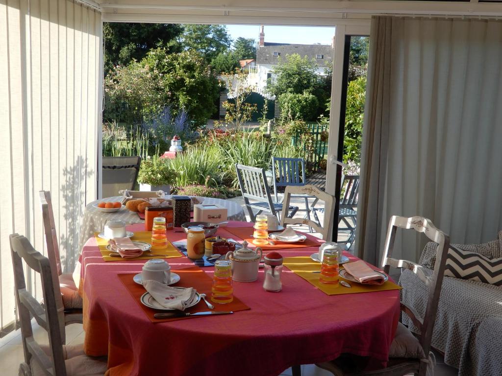 Cercy-la-Tour切兹玛丽酒店的一张餐桌,上面有红桌布