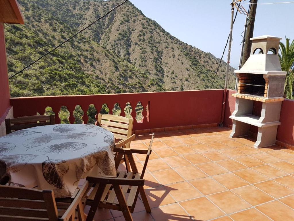 巴列埃尔莫索Casa Rural Vicente的一个带桌椅的山景阳台。