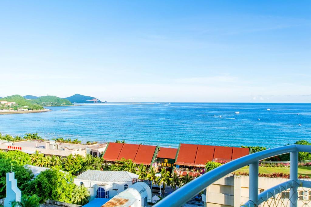 三亚三亚温馨海景公寓的从度假村的阳台上可欣赏到海景