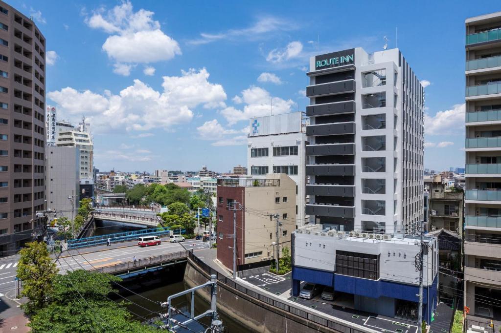 东京东京蒲田路线酒店的享有城市和高楼的景色