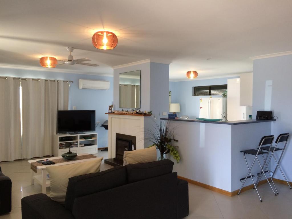 金斯科特萨尔提艾尔公寓 - 金斯科特袋鼠岛的带沙发和壁炉的客厅