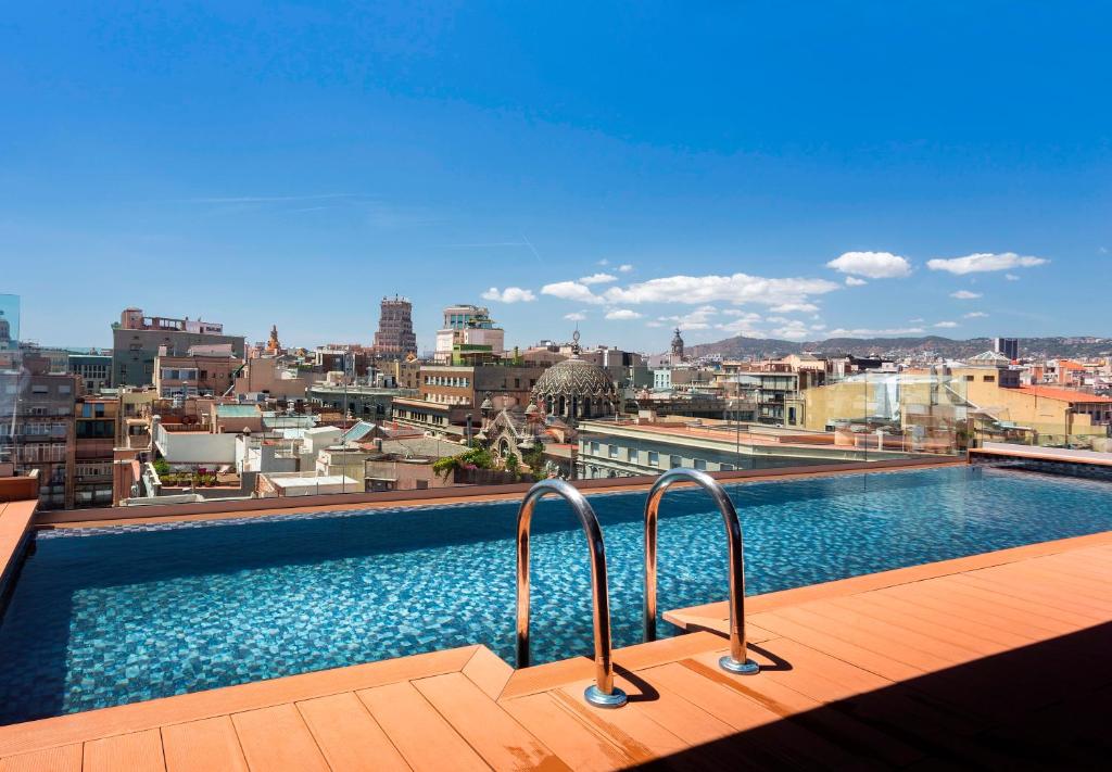 巴塞罗那内格雷斯科公主4*苏普酒店的建筑物屋顶上的游泳池