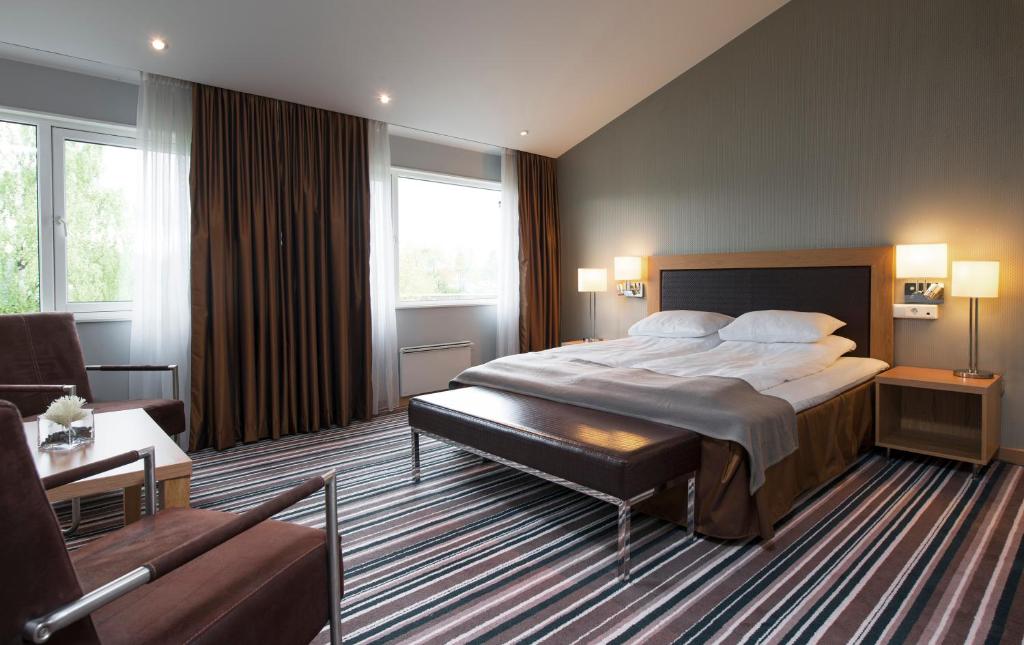 阿斯克尔松恩会议酒店的酒店客房设有一张大床和一张沙发。