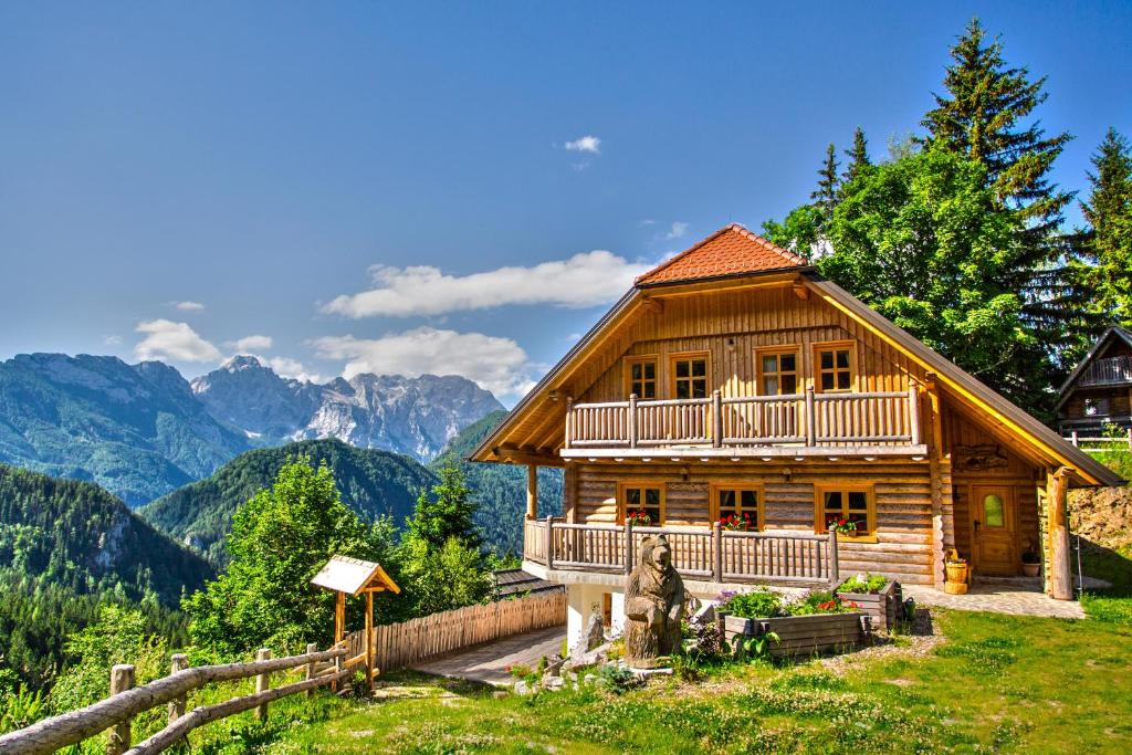 索尔察瓦Holiday chalet "Alpine dreams"的小木屋设有阳台,享有山脉的背景