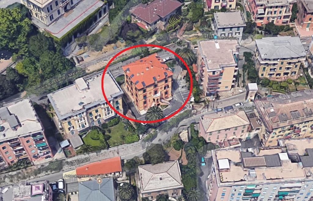 热那亚米姆公寓的城市中一座有红色屋顶的建筑