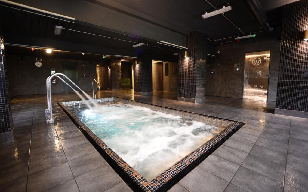 曼彻斯特水边酒店和休闲俱乐部的云朵大客房内的按摩浴缸