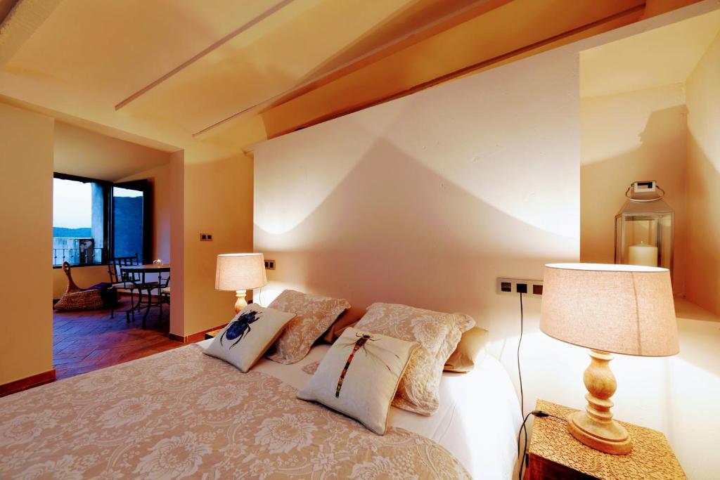 EslidaDalt Vila的一间卧室配有一张大床和两盏灯