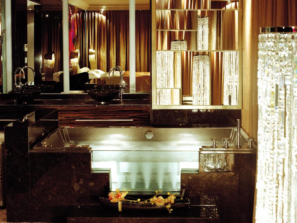 科隆萨沃伊酒店的一间带水槽和镜子的浴室