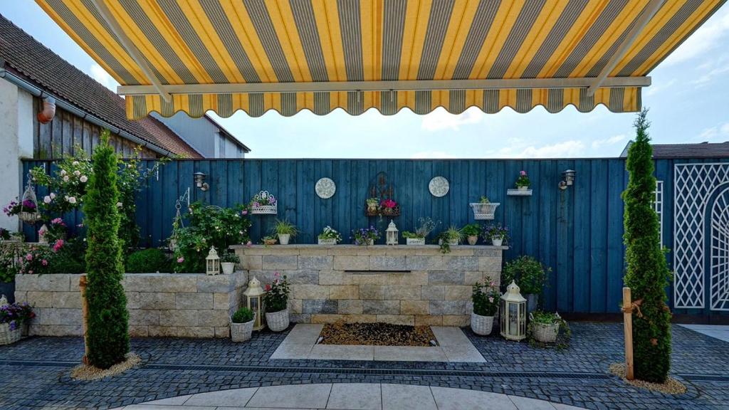 斯特滕梅尔膳食公寓酒店的庭院设有喷泉和蓝色的围栏
