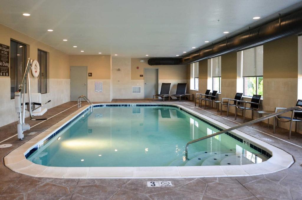 弗洛伦斯Comfort Suites Florence - Cincinnati South的在酒店房间的一个大型游泳池