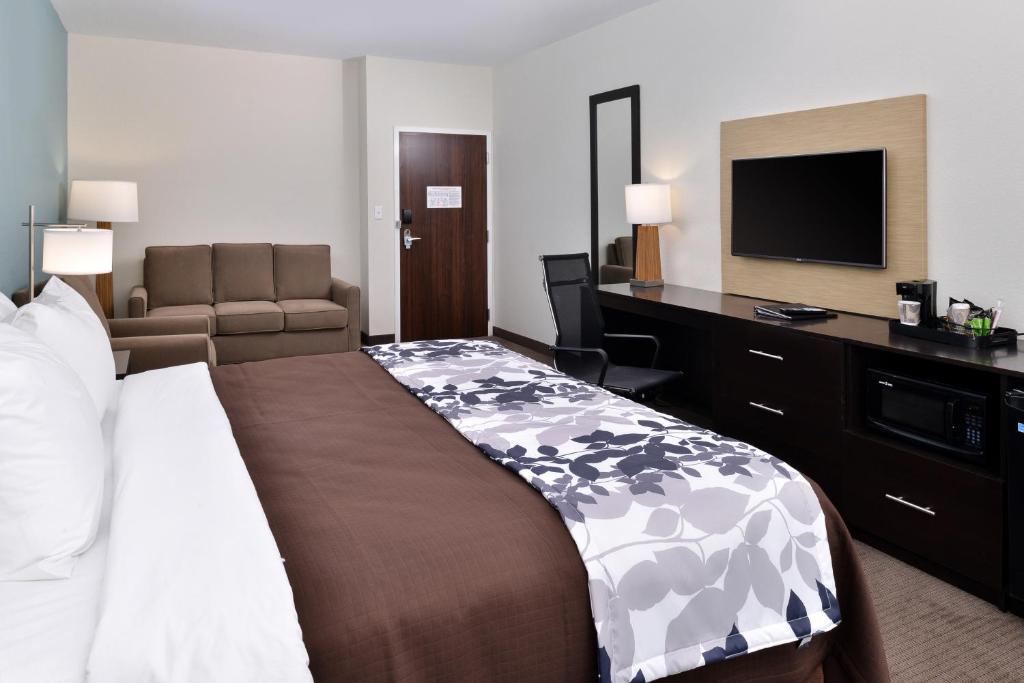 梅里迪恩司丽普套房酒店的酒店客房配有一张床和一张书桌及一台电视