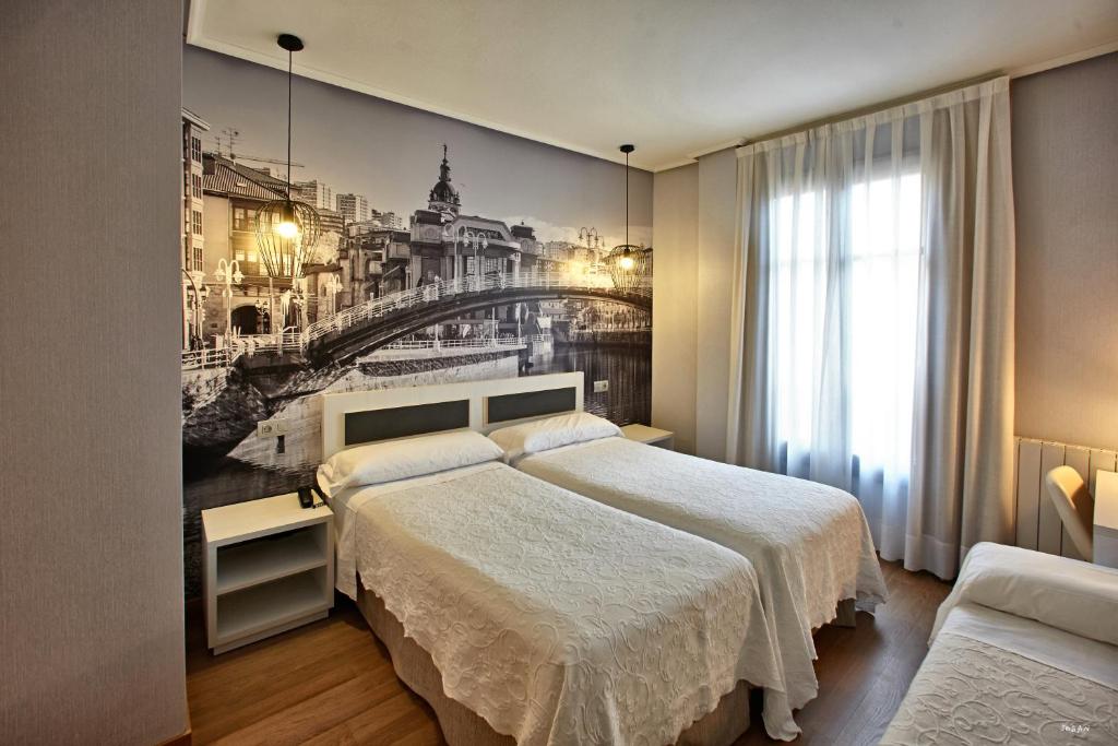 毕尔巴鄂Hotel Sirimiri的一间卧室,配有一张床和一幅桥梁画