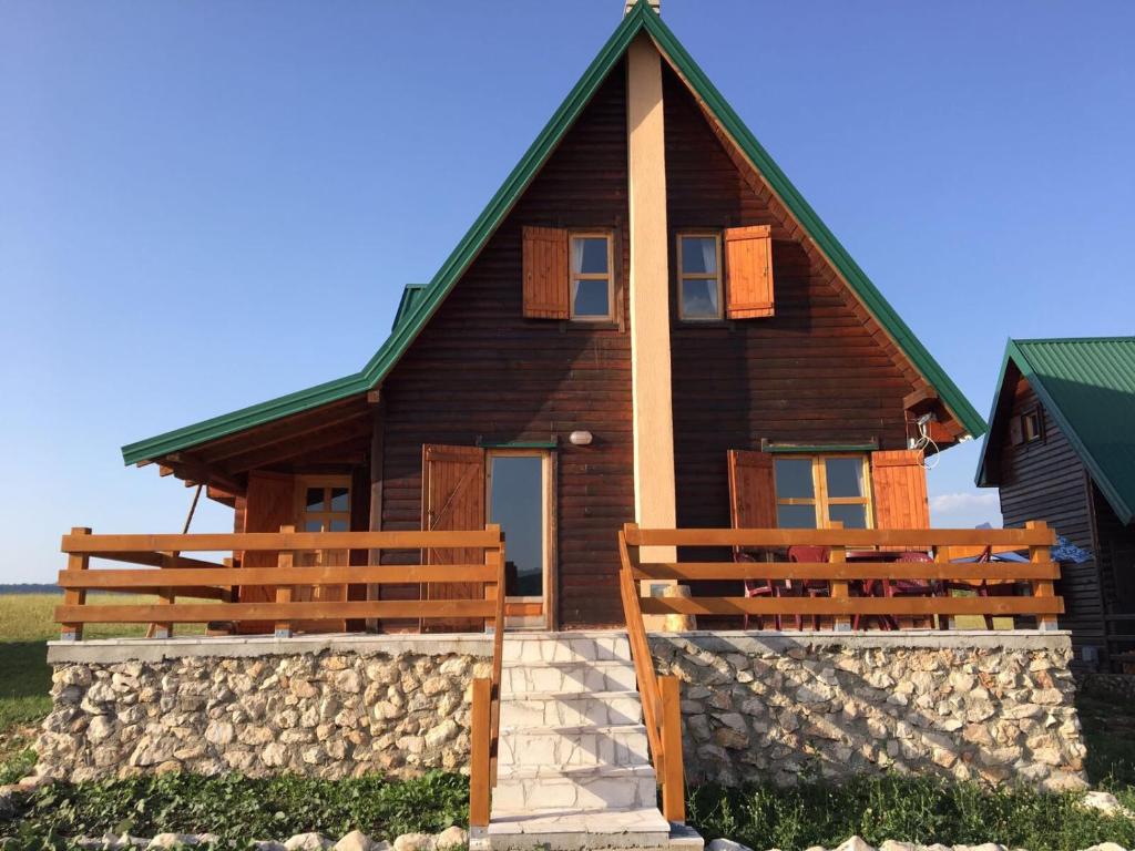 扎布利亚克Mountain view Lodges的一座带绿色屋顶的大型木制房屋