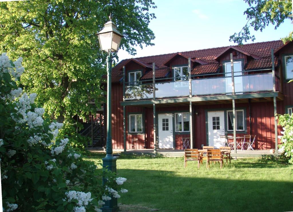 Vreta KlosterFreja Vandrarhem的前面有路灯的房子
