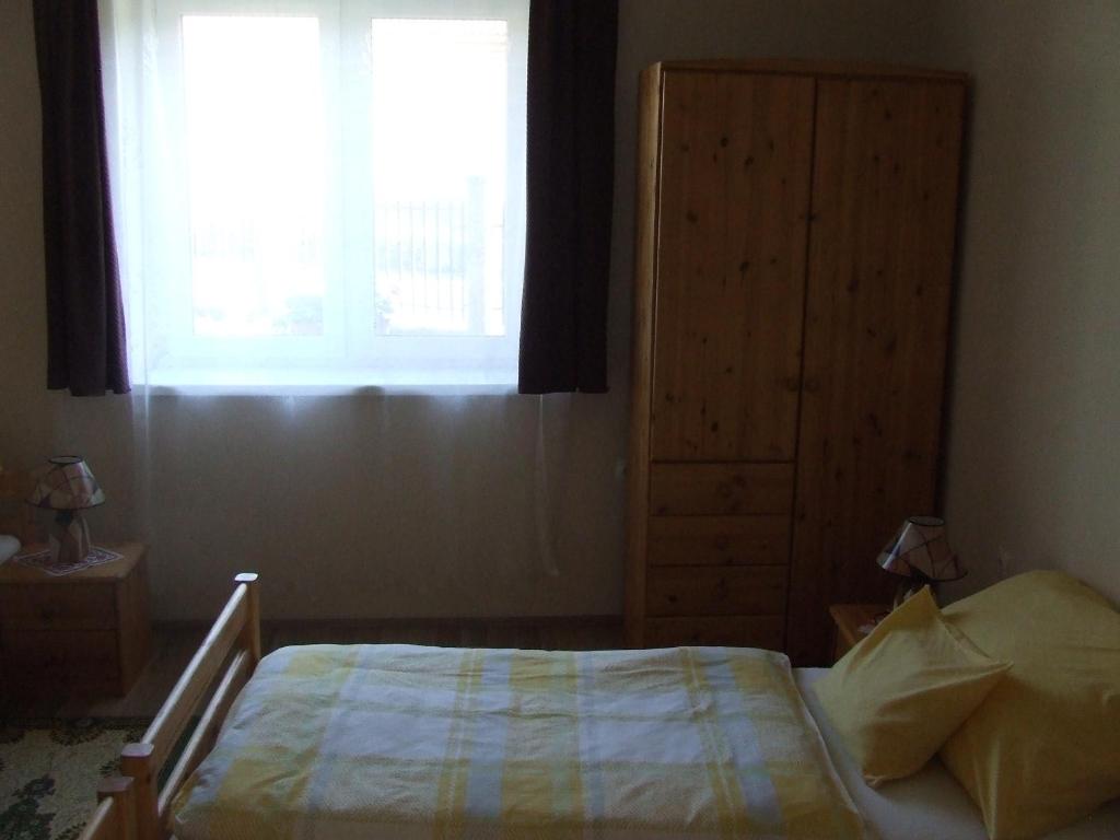 NyírmeggyesMeggyes Vendégház的一间卧室设有一张床和一个窗口