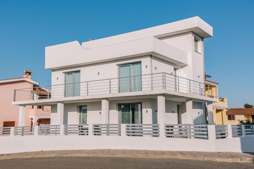 斯库索港Villa Riviera的带阳台的白色房屋