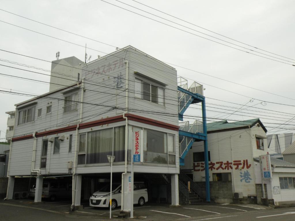 德岛港区民宿商务酒店的停在大楼前的白色汽车